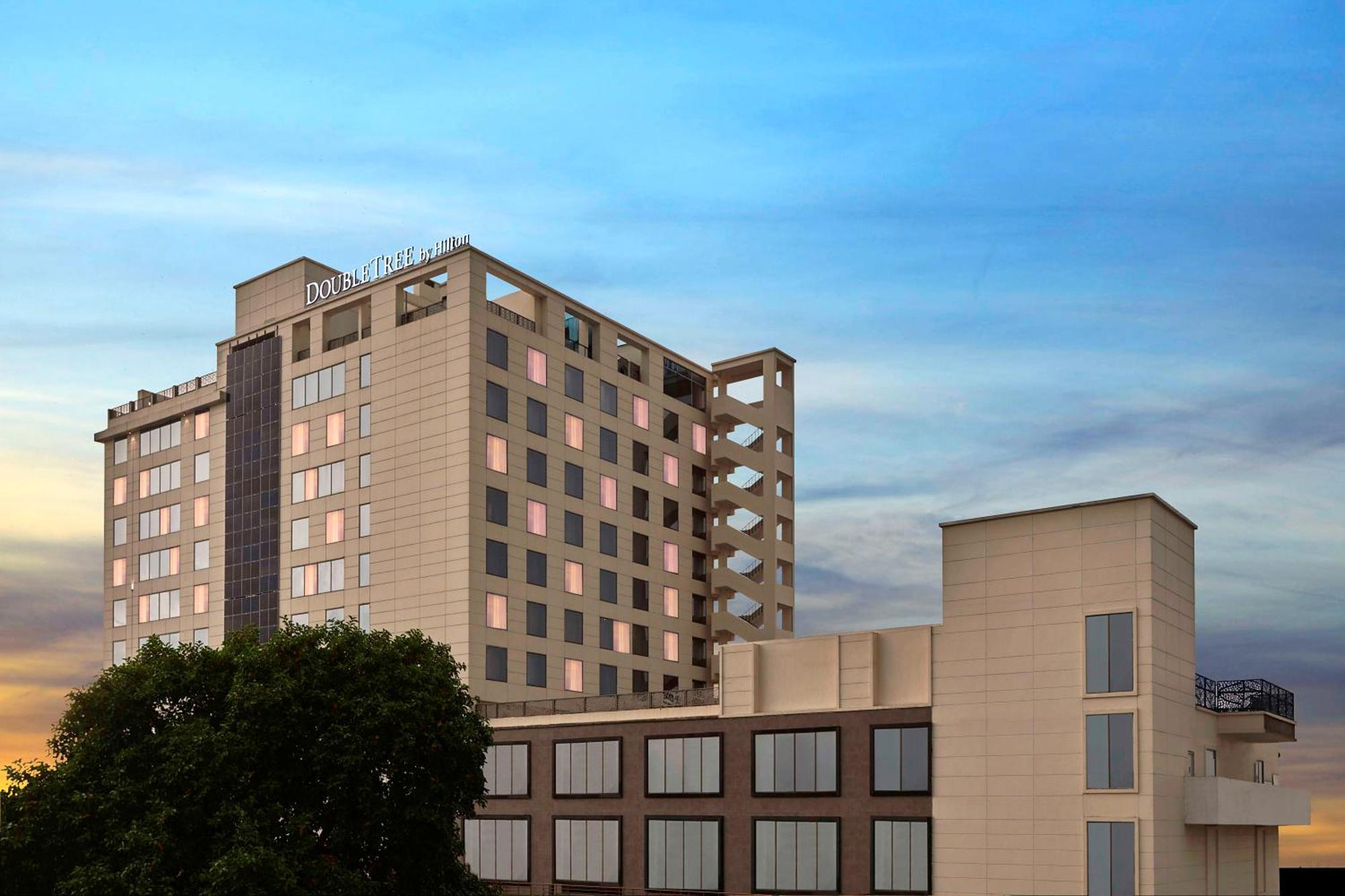 Doubletree By Hilton Varanasi Exterior foto